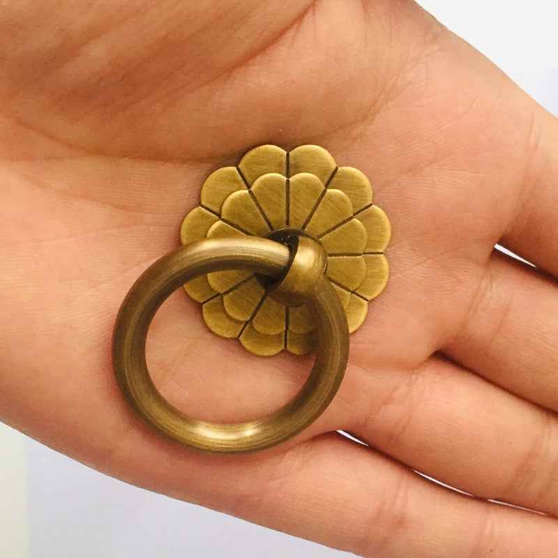 Antique Brass Cabinet Knobs Pulls for Kitchen Drawers and Dresser Cupboards - FocusHardware